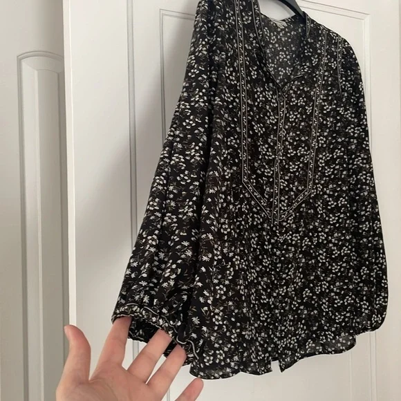 Max Studio Black and White Floral Blouse - Picture 5 of 8